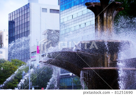 Fountain of stopped water drops Fountain of stopped water drops 81251690