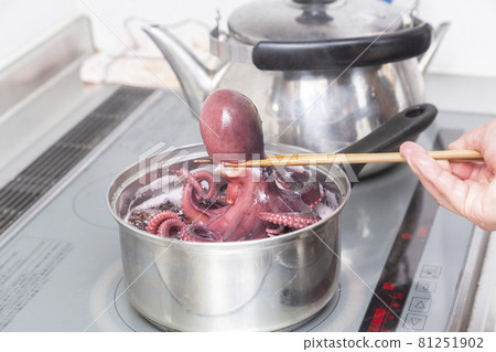 Hands of a man boiling an octopus 81251902