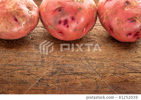 red potatoes on rustic wood 81252039
