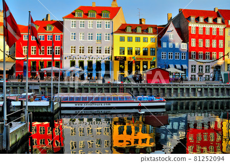 新港在初冬的早晨在丹麥哥本哈根 新港在初冬的早晨在丹麥哥本哈根 81252094