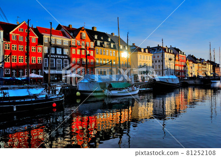 新港在初冬的早晨在丹麥哥本哈根 81252108