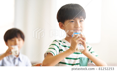 喝牛奶的小學生 81252253