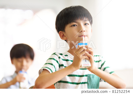 小學生坐著喝牛奶 81252254
