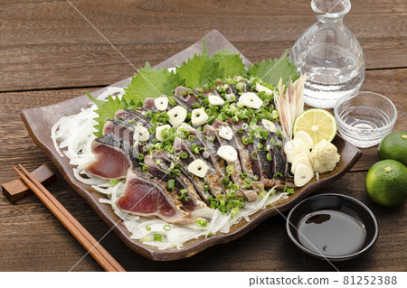 Katsuo no tataki with green onions and garlic and sake Katsuo no tataki with green onions and garlic and sake 81252388