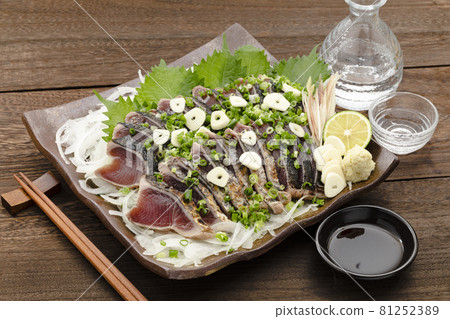 Katsuo no tataki 配大蔥、大蒜和清酒 Katsuo no tataki 配大蔥、大蒜和清酒 81252389