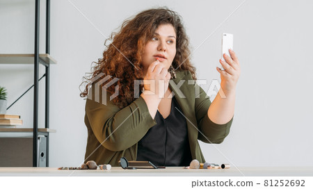 beauty tricks curvy female blogger online lesson 81252692