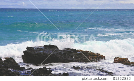 Blue Waves of the Pacific Ocean Beats Oahu Island Volcanic Cliffs. Turquoise water color. Clear sunny day. Archipelago Hawaii. DCI 4k. Slow Motion. 81252883