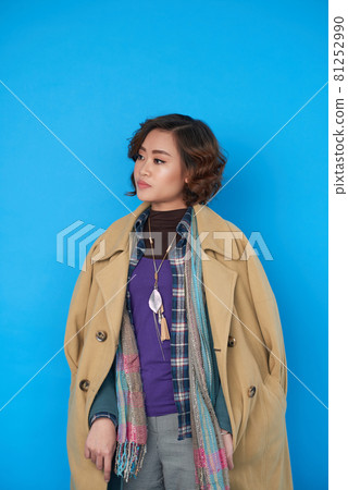 Fashionable Woman in Casual Clothes 81252990
