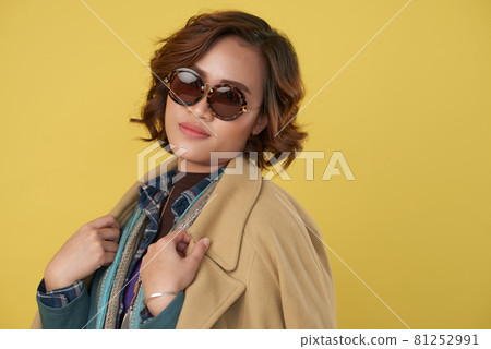 Stylish Attractive Glamorous Woman 81252991