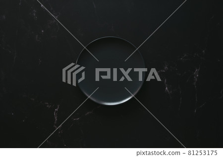 Flat lay with an empty luxurious plate Flat lay with an empty luxurious plate 81253175