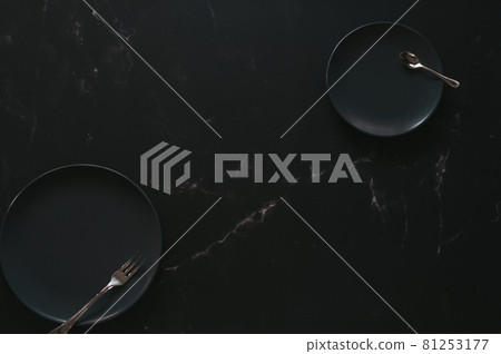 Flat lay with empty luxurious plates Flat lay with empty luxurious plates 81253177
