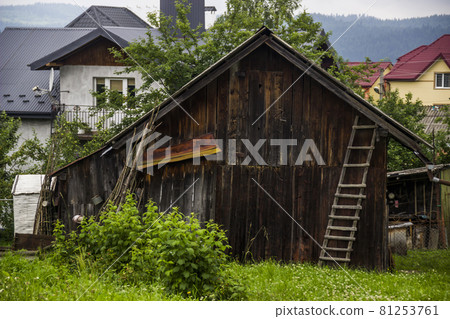 a wooden barn 81253761