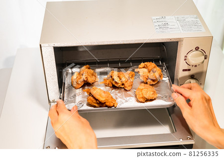 Warm the take-out fried chicken with a toaster 81256335