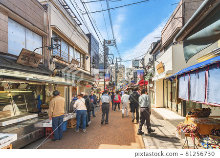[Yanaka, Tokyo] Tourists who enjoy shopping at fish stores and geta stores in Yanaka Ginza shopping district. 81256730
