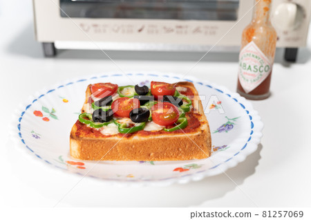 Simple pizza toast made at home Simple pizza toast made at home 81257069