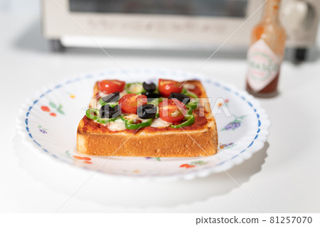 Simple pizza toast made at home Simple pizza toast made at home 81257070