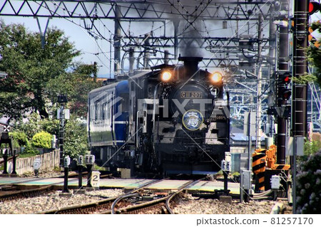 To Kinugawa Road in the summer of green burning, at Shimoimaichi Station ... SL Taiki "C11" 81257170