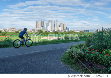 騎手在多摩川河岸和多摩川左岸的蓋橋綠地沿線的武藏小杉的摩天大樓上奔跑 81257191