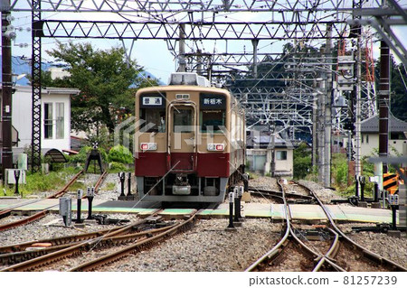 Nostalgic colors running in Nikko and Kinugawa in summer ... Tobu 6050 series in revival color 81257239