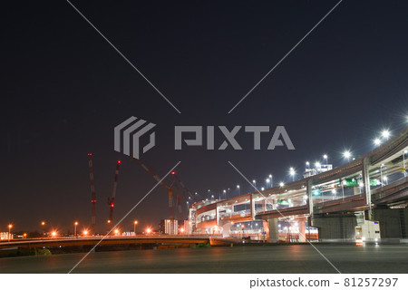 橫濱港北路口夜景霓虹燈 橫濱港北路口夜景霓虹燈 81257297