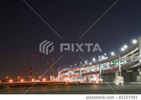 橫濱港北路口夜景霓虹燈 81257301