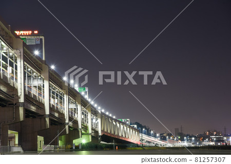 橫濱港北路口夜景霓虹燈 橫濱港北路口夜景霓虹燈 81257307