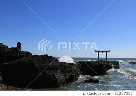 Torii and waves of Kamiiso at Oarai Isosaki Shrine Torii and waves of Kamiiso at Oarai Isosaki Shrine 81257595
