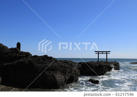 Torii and waves of Kamiiso at Oarai Isosaki Shrine Torii and waves of Kamiiso at Oarai Isosaki Shrine 81257596