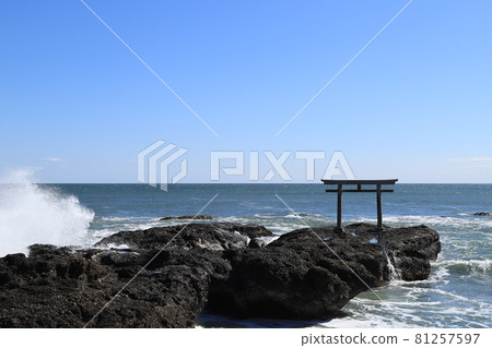 Torii and waves of Kamiiso at Oarai Isosaki Shrine Torii and waves of Kamiiso at Oarai Isosaki Shrine 81257597