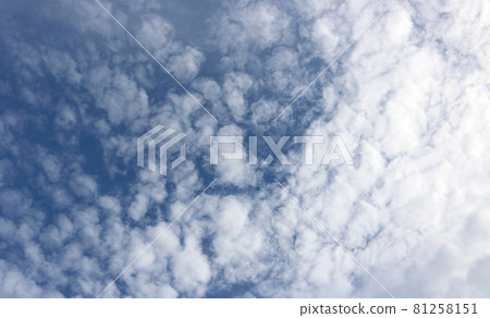 Autumn blue sky with muffled clouds flowing slowly Autumn blue sky with muffled clouds flowing slowly 81258151