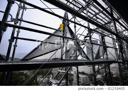 Large-scale condominium repair scaffolding work, large-scale repair scaffolding work from the perspective of residents, safety first, dangerous during the rainy season Large-scale condominium repair scaffolding work, large-scale repair scaffolding work from the perspective of residents, safety first, dangerous during the rainy season 81258405