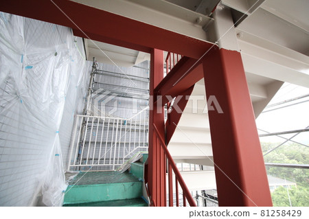大型公寓維修腳手架工作，從居民角度進行大型維修腳手架工作，安全第一，雨季危險 81258429