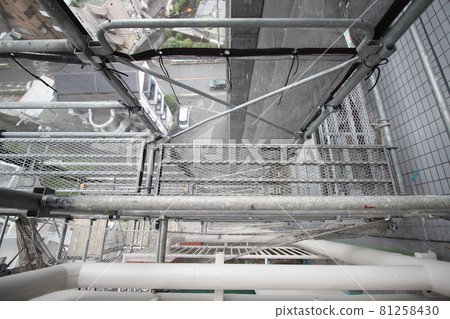 大型公寓維修腳手架工作，從居民角度進行大型維修腳手架工作，安全第一，雨季危險 81258430