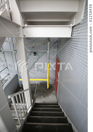 大型公寓維修腳手架工作，從居民角度進行大型維修腳手架工作，安全第一，雨季危險 81258439