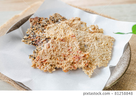 Handmade oatmeal rice crackers 81258848