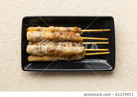 烤雞肉串放在黑色盤子上 烤雞肉串放在黑色盤子上 81259051