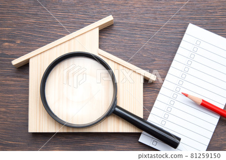 Housing, magnifying glass and checklist Housing, magnifying glass and checklist 81259150