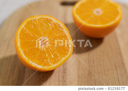 Orange fruit 81259177
