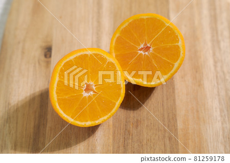 Orange fruit 81259178