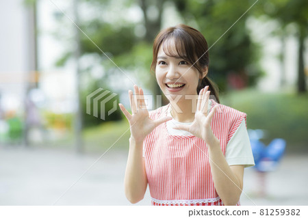 Nursery teacher park 81259382