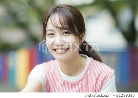 Nursery teacher park 81259386