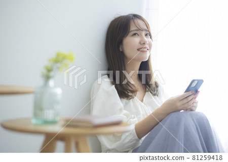 Female smartphone 81259418