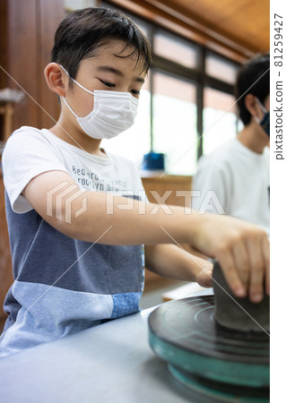 孩子們享受陶瓷藝術 孩子們享受陶瓷藝術 81259427