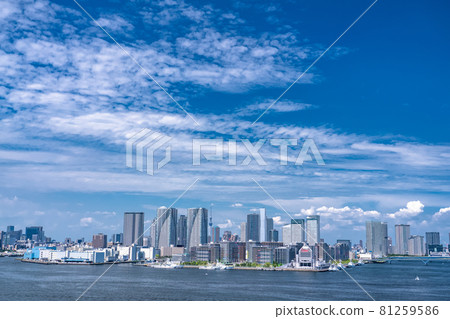 《東京》東京都市的藍天白雲・東京灣地區的夏日天空 81259586