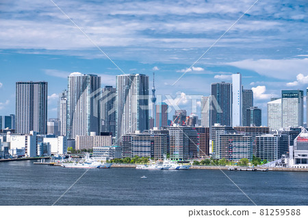 《東京》東京都市的藍天白雲・東京灣地區的夏日天空 81259588