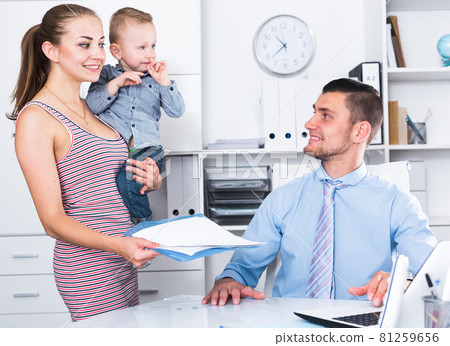 mother andadvising with adult banker 81259656