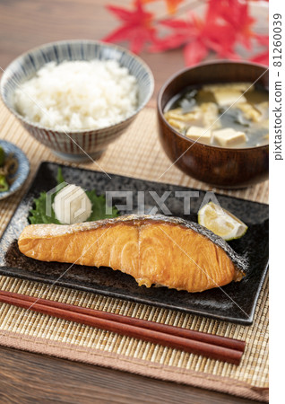 Grilled salmon set meal 81260039