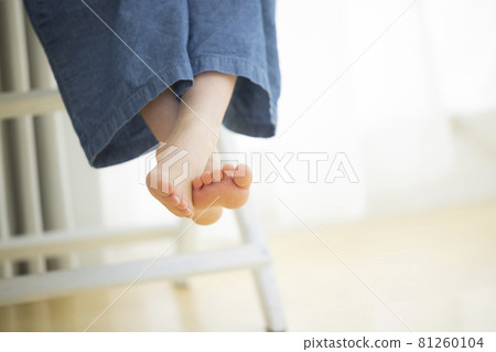 小孩的腳赤腳 81260104