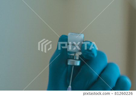 Filling with the new corona vaccine Filling with the new corona vaccine 81260226