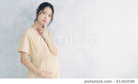 A worried pregnant woman 81260590